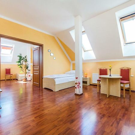 Hotel & Motorest V Udoli Zlateho Potoka Blsany Eksteriør bilde