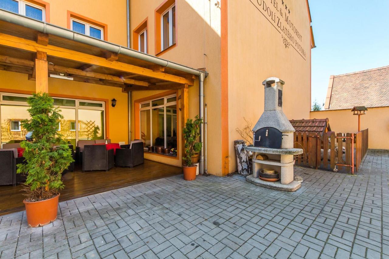Hotel & Motorest V Udoli Zlateho Potoka Blsany Eksteriør bilde